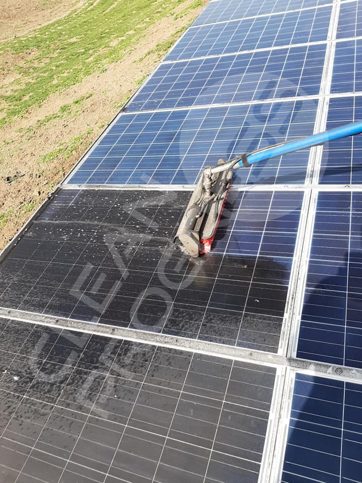 Nettoyer des panneaux solaires sans eau